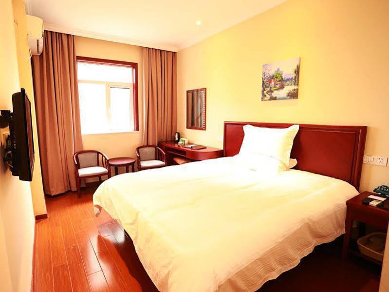 Hotel Greentree Huangxing Park Subway Station Express 3*